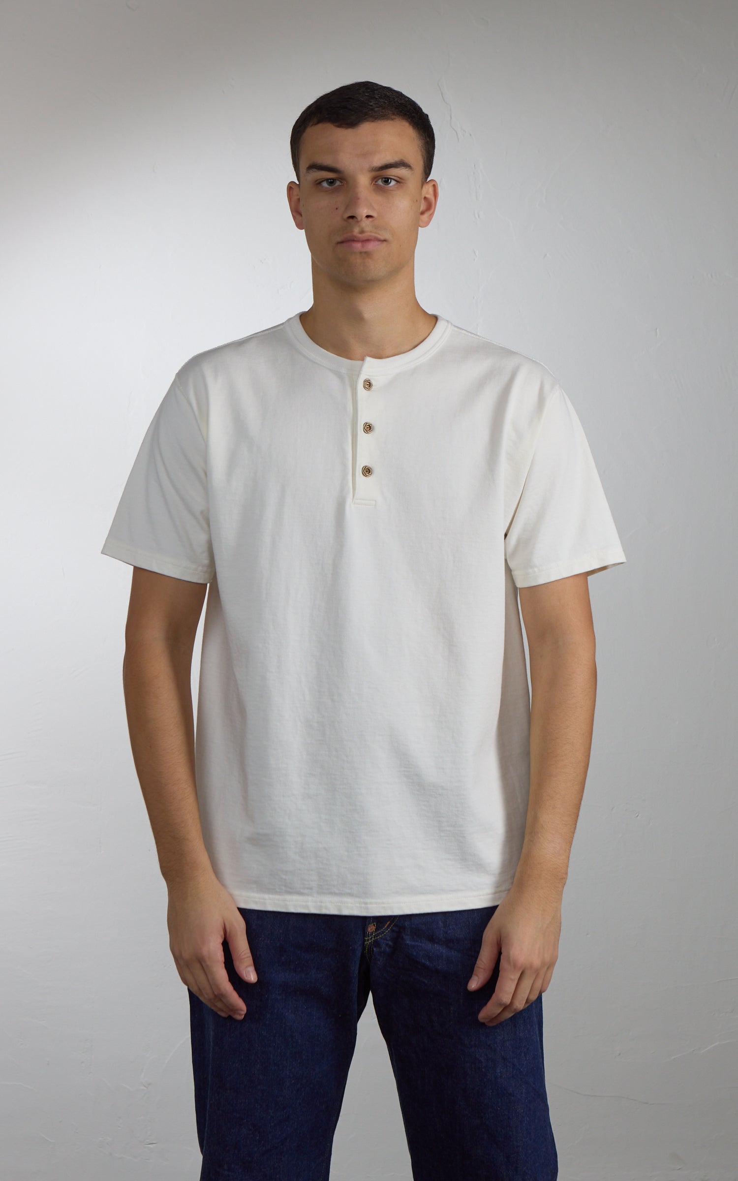 Studio D'Artisan 8174 Suvin Gold Henley White