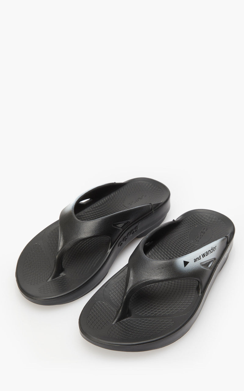 and wander x Oofos Ooriginal Sandal Black/White