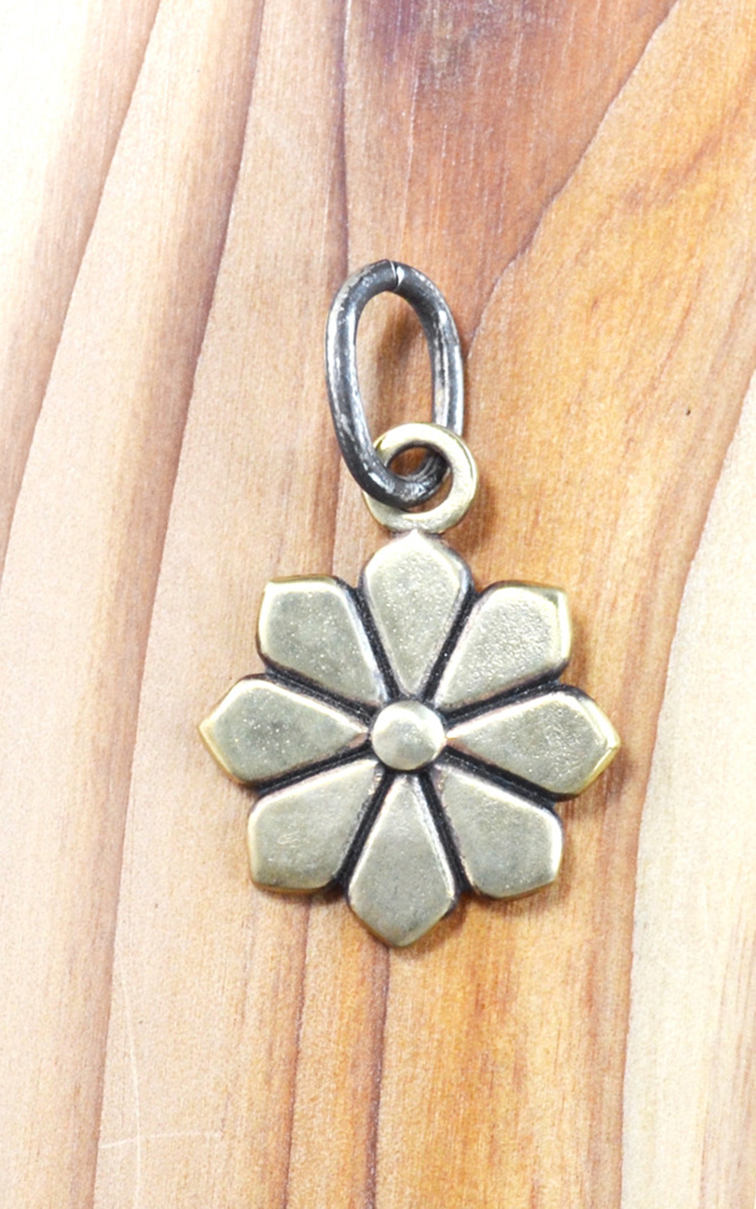 Kobashi Studio K8160 Kikumon Charm Medium “Yatsu-giku” Silver