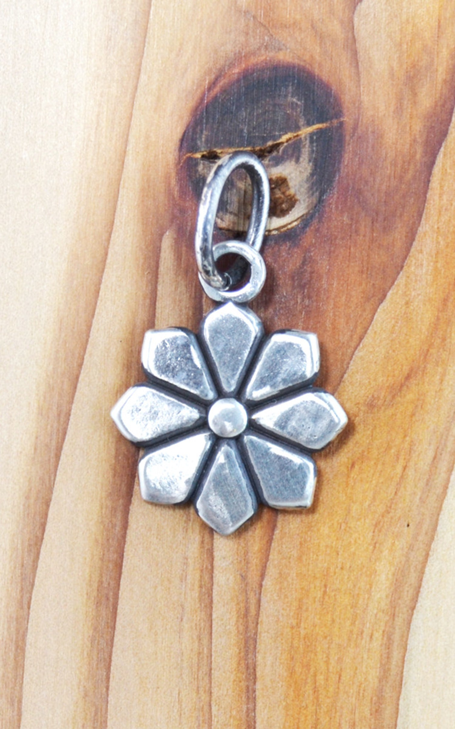 Kobashi Studio K8160B Kikumon Charm Medium “Yatsu-giku” Brass