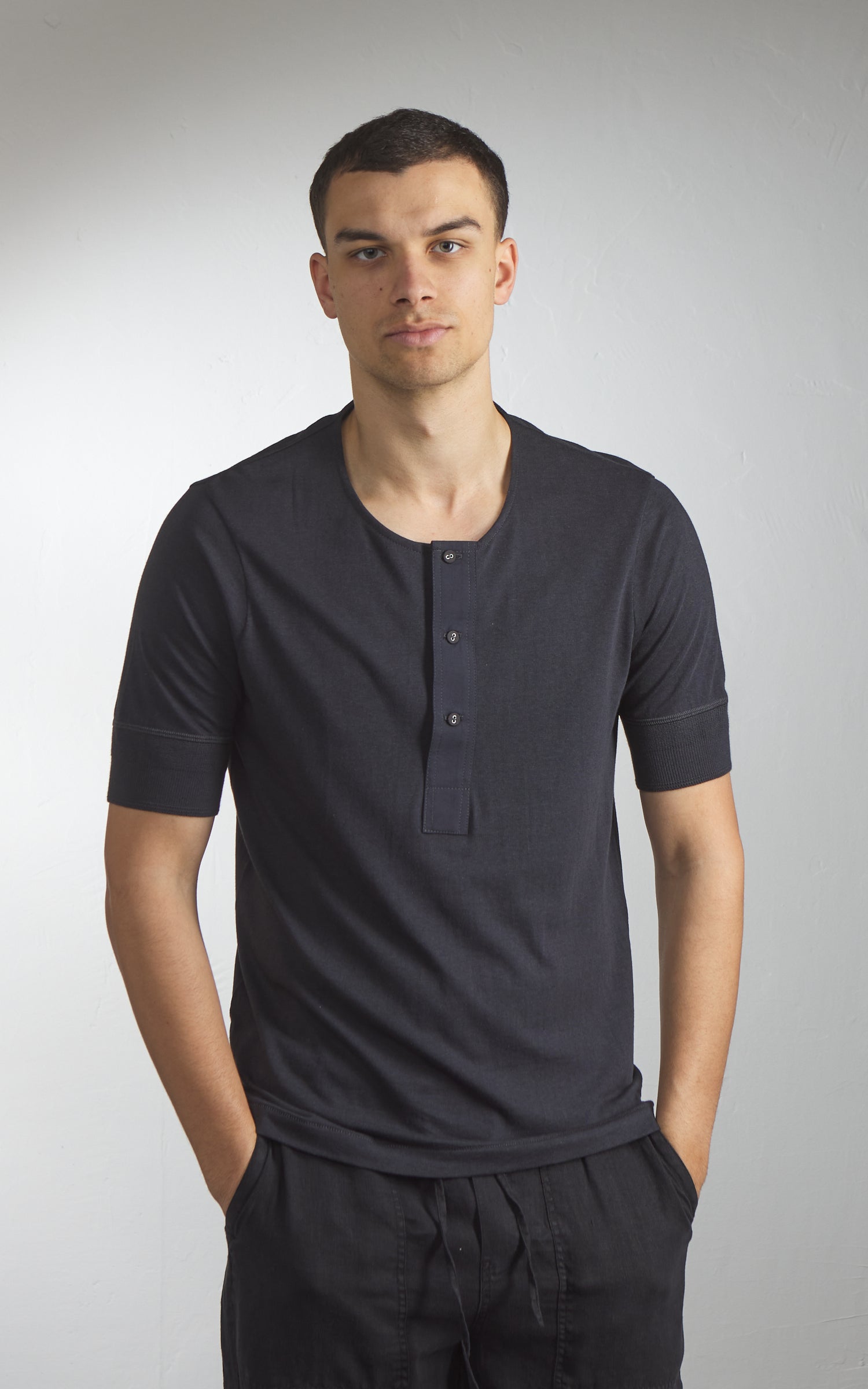 Merz b. Schwanen 103 Loopwheeled Henley Charcoal