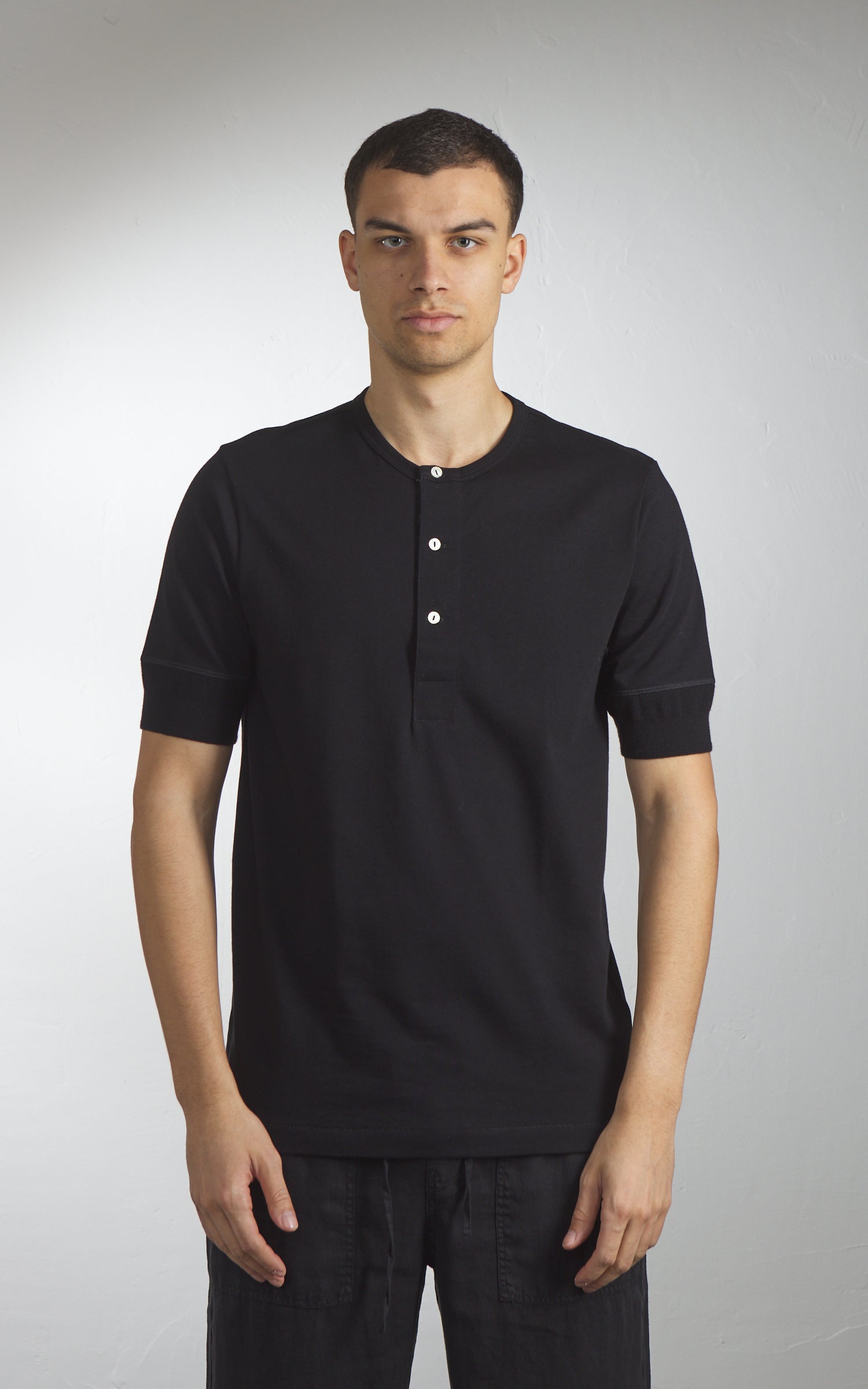 Merz b. Schwanen 2M07 Vintage Machine Refined Short Sleeve Deep Black