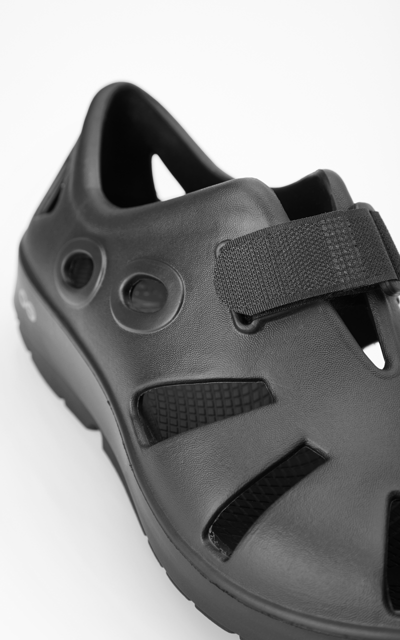 OOFOS Oocandoo Sandals Black