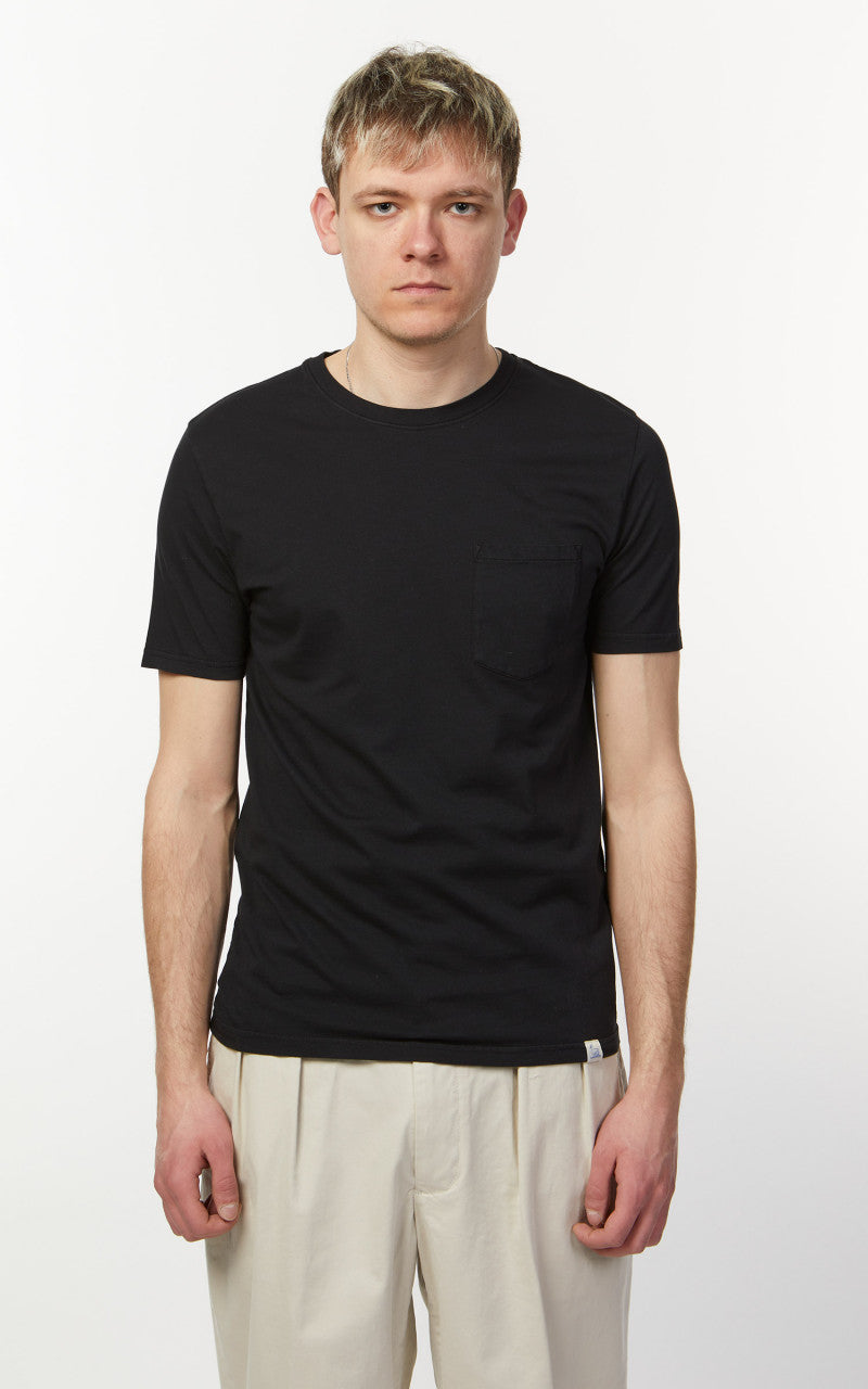 Merz b. Schwanen CTP02 Crew Neck Pocket Tee Deep Black