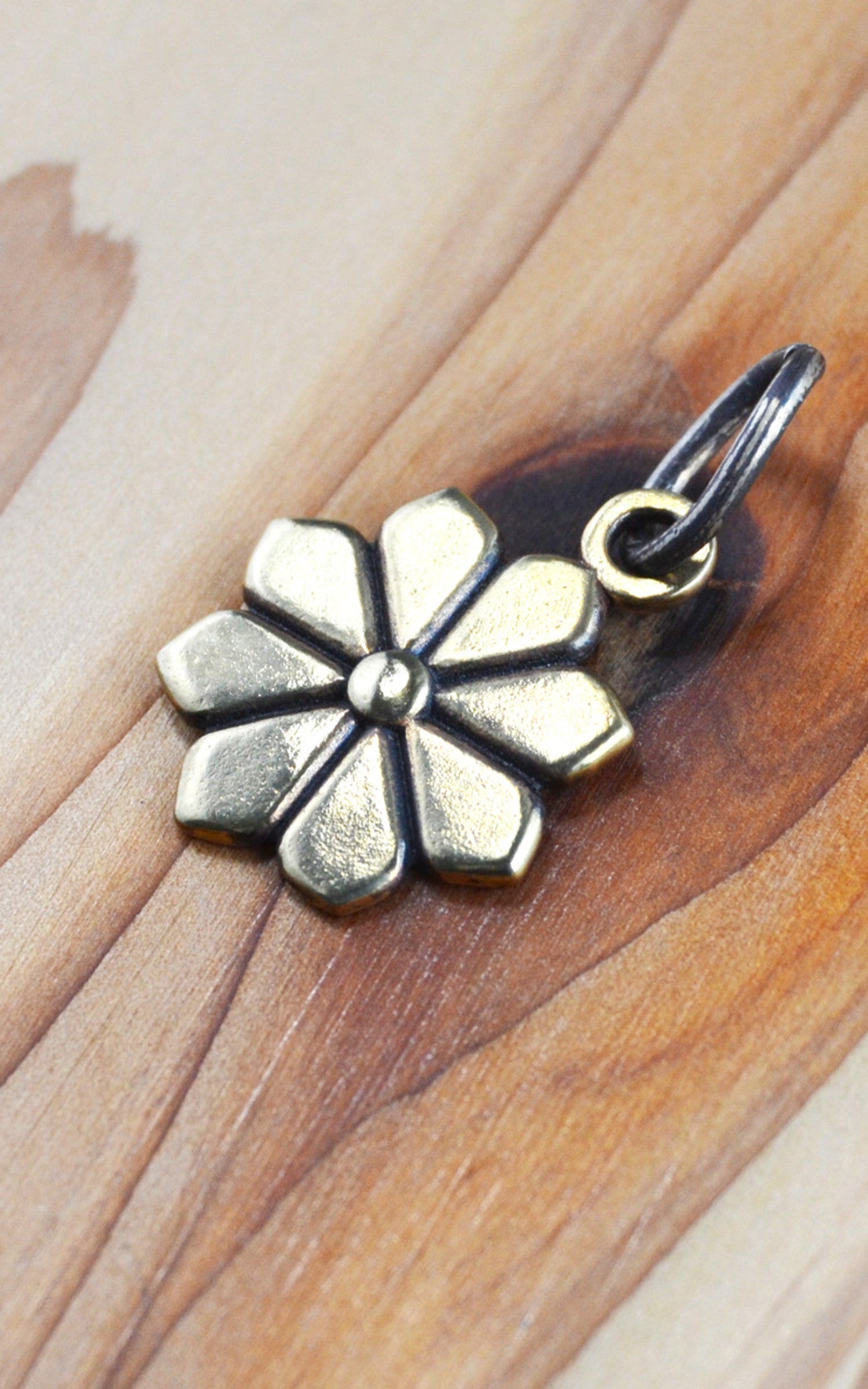 Kobashi Studio K8160B Kikumon Charm Medium “Yatsu-giku” Brass