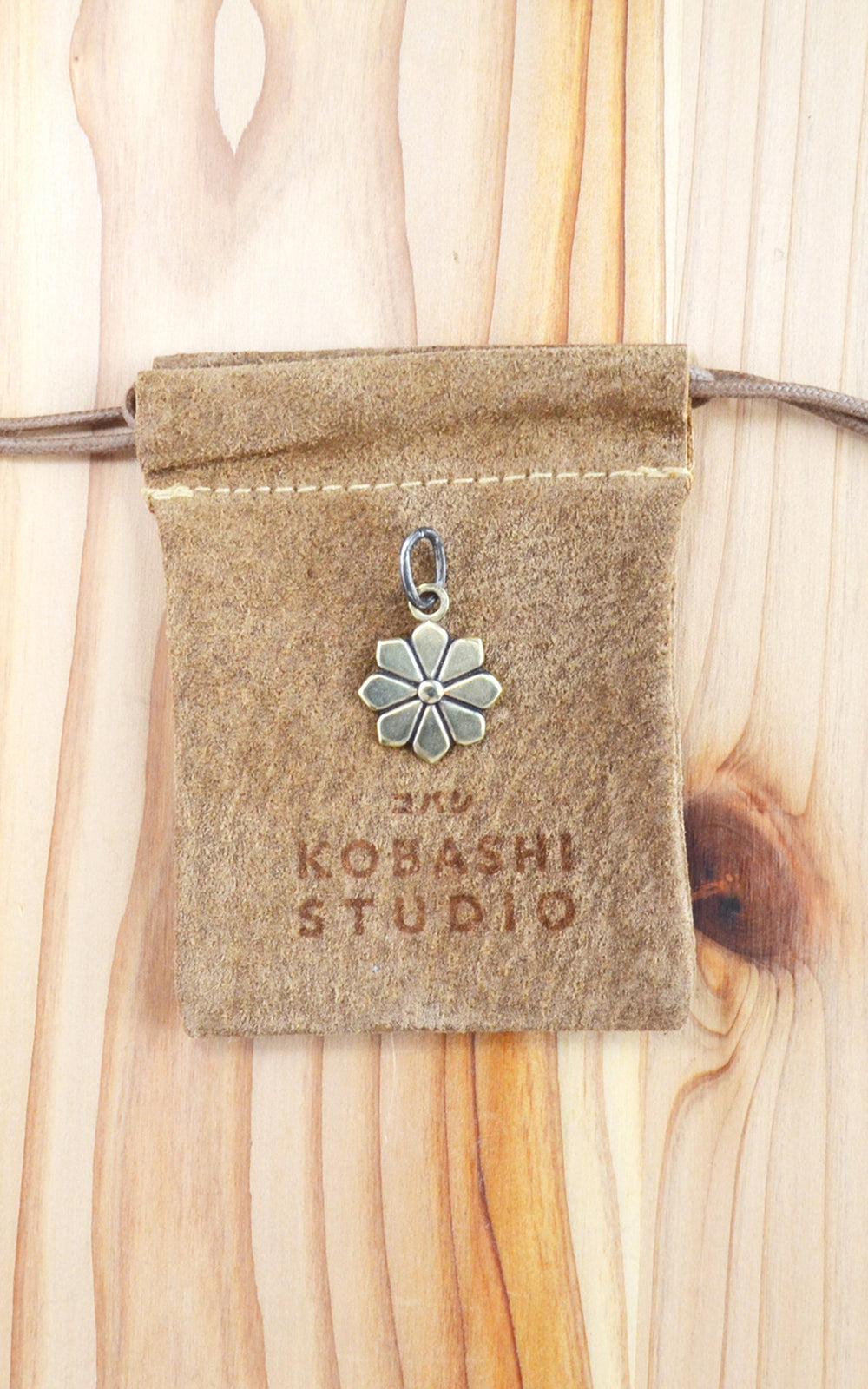 Kobashi Studio K8160B Kikumon Charm Medium “Yatsu-giku” Brass