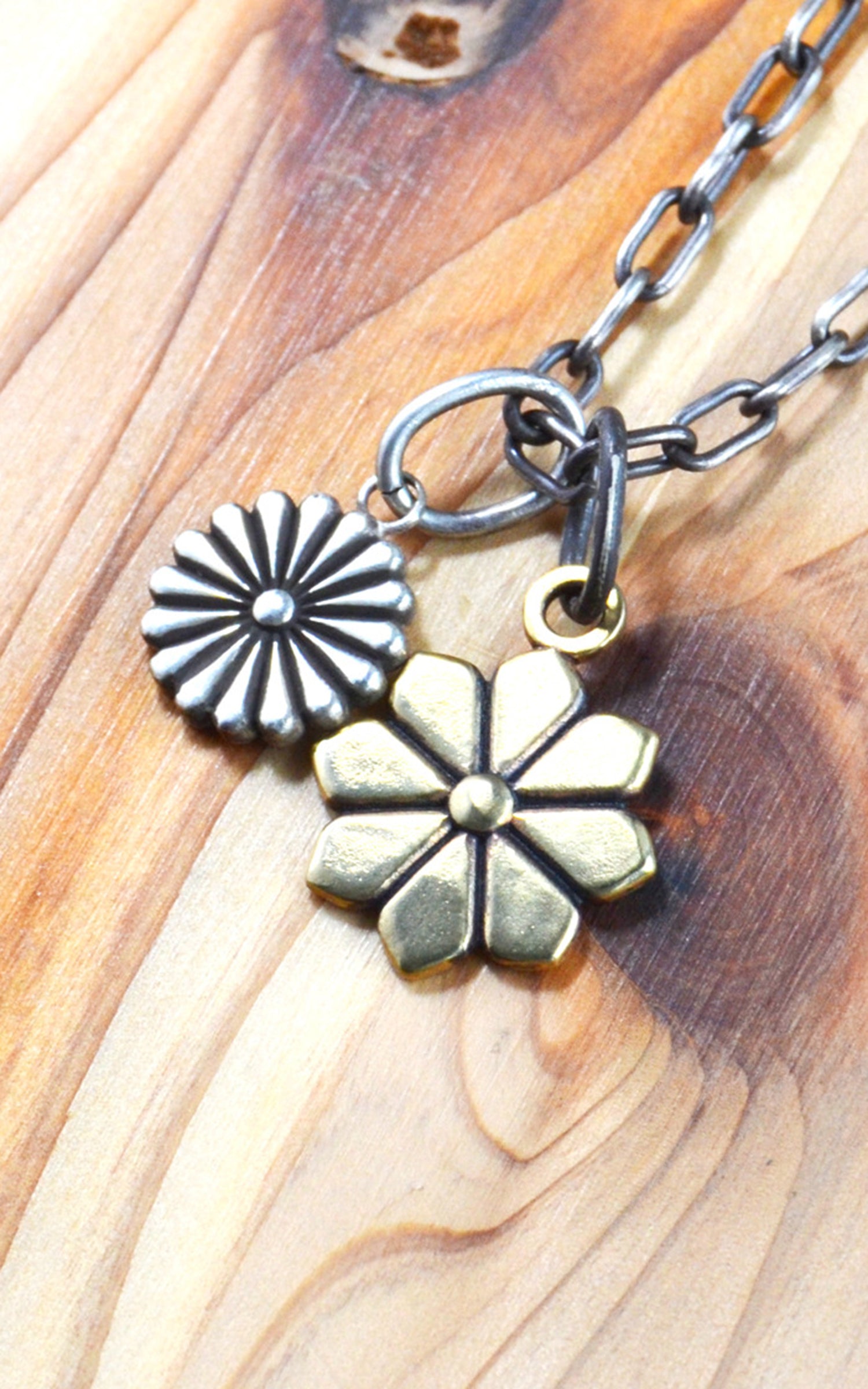 Kobashi Studio K8160B Kikumon Charm Medium “Yatsu-giku” Brass