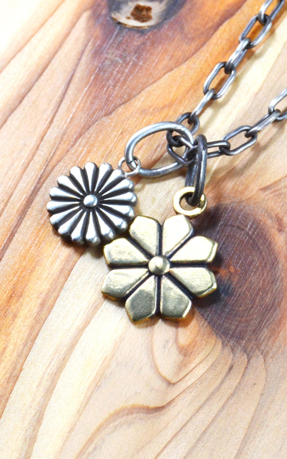 Kobashi Studio K8160B Kikumon Charm Medium “Yatsu-giku” Brass