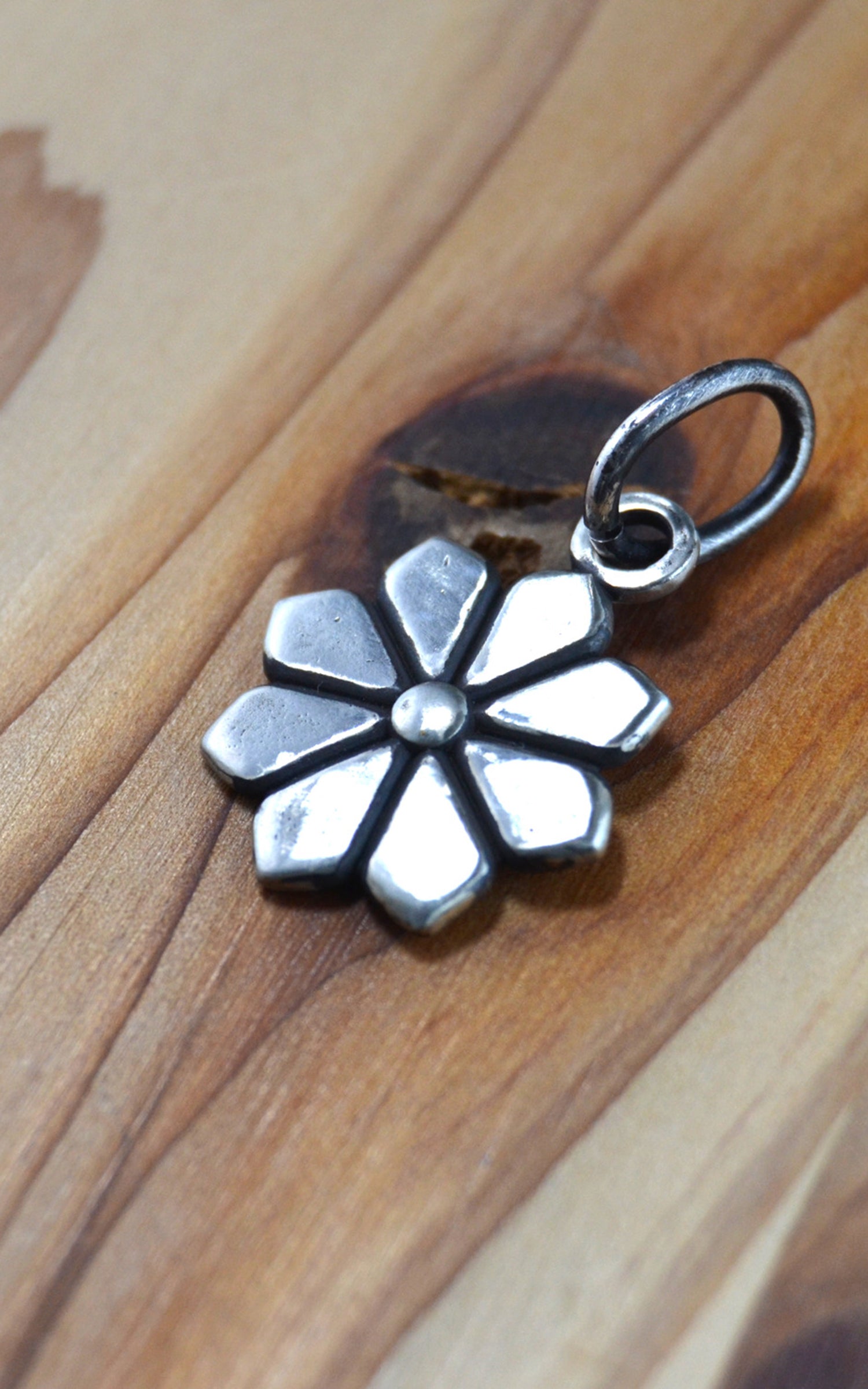 Kobashi Studio K8160 Kikumon Charm Medium “Yatsu-giku” Silver