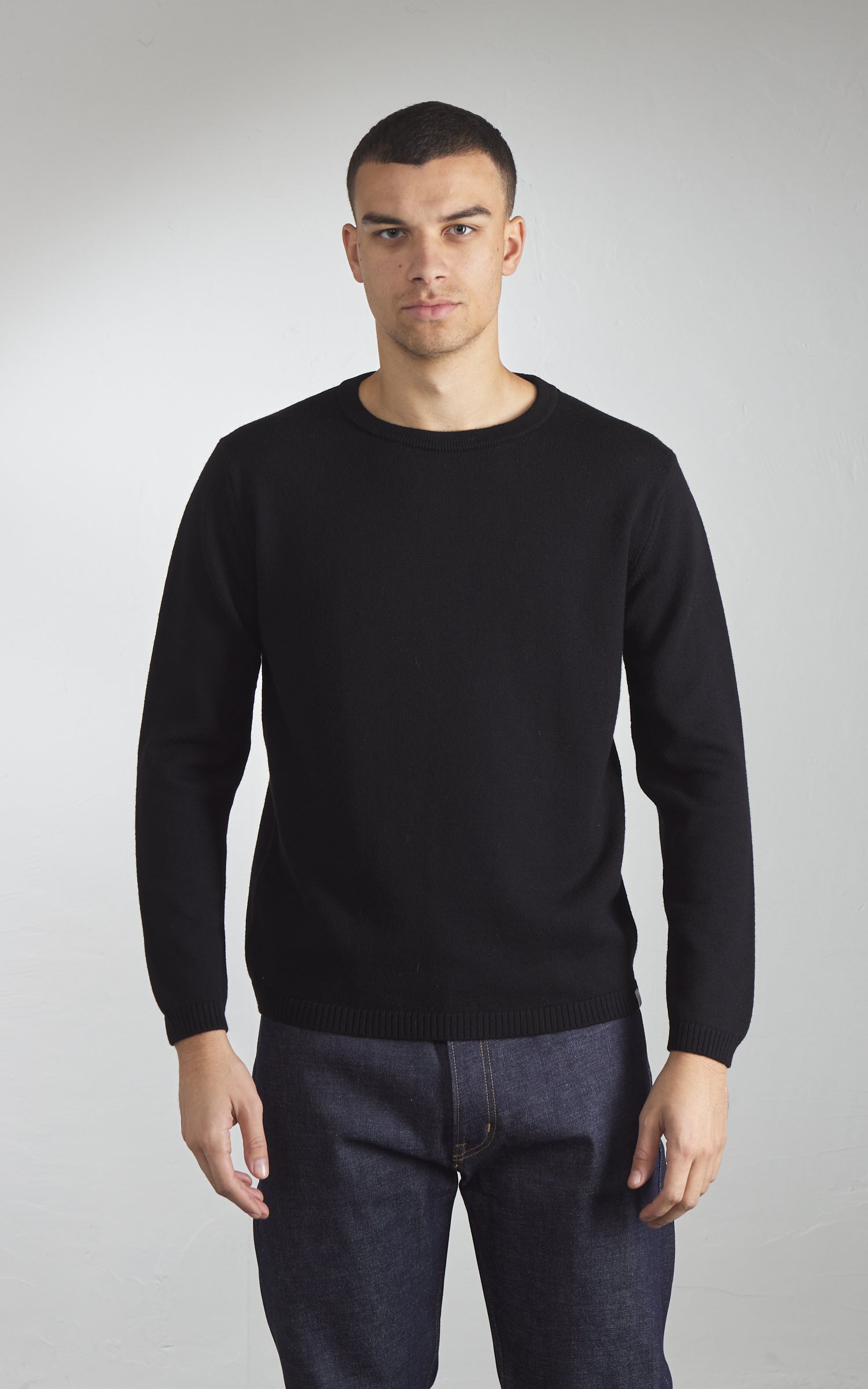 Merz b. Schwanen MWRC01 Classic Crew Merino Wool Pullover Deep Black