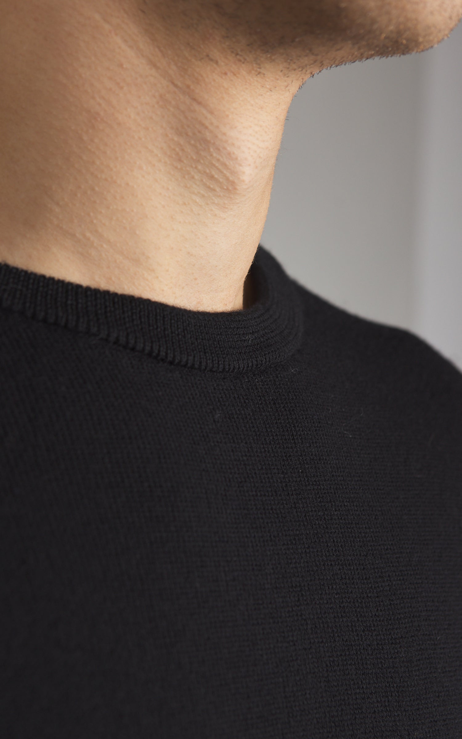 Merz b. Schwanen MWRC01 Classic Crew Merino Wool Pullover Deep Black