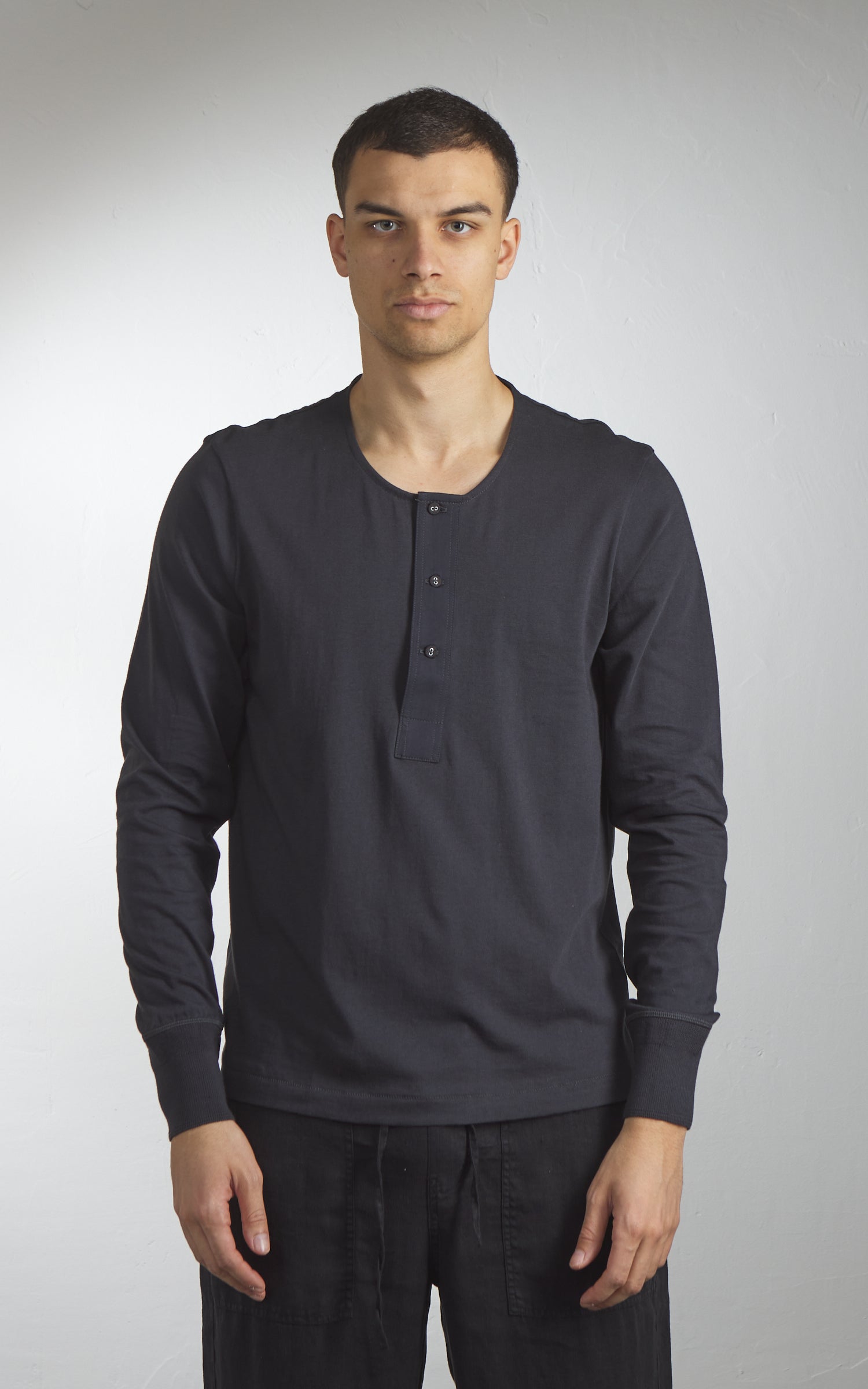 Merz b. Schwanen 102 Longsleeve Henley Charcoal