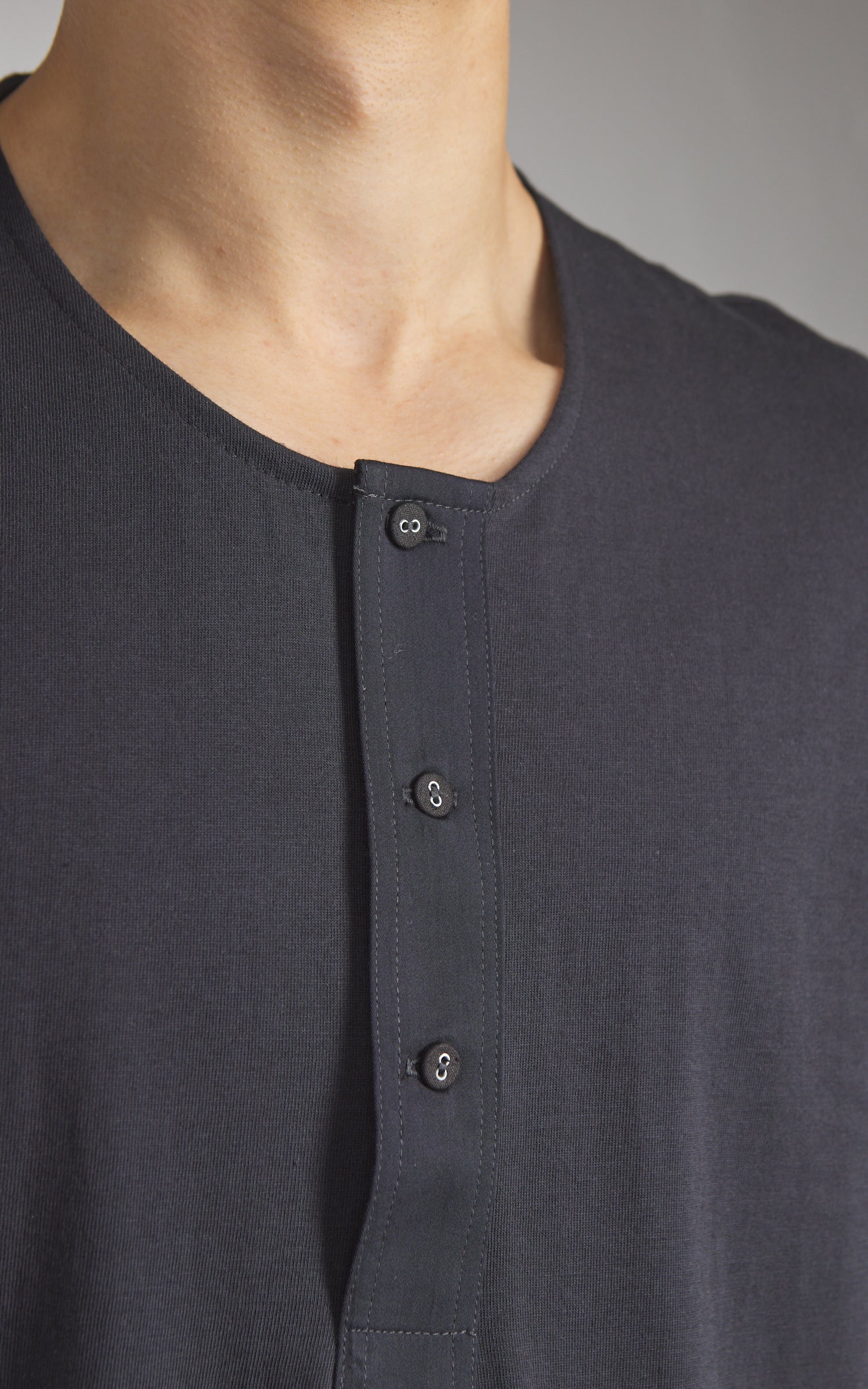 Merz b. Schwanen 102 Longsleeve Henley Charcoal