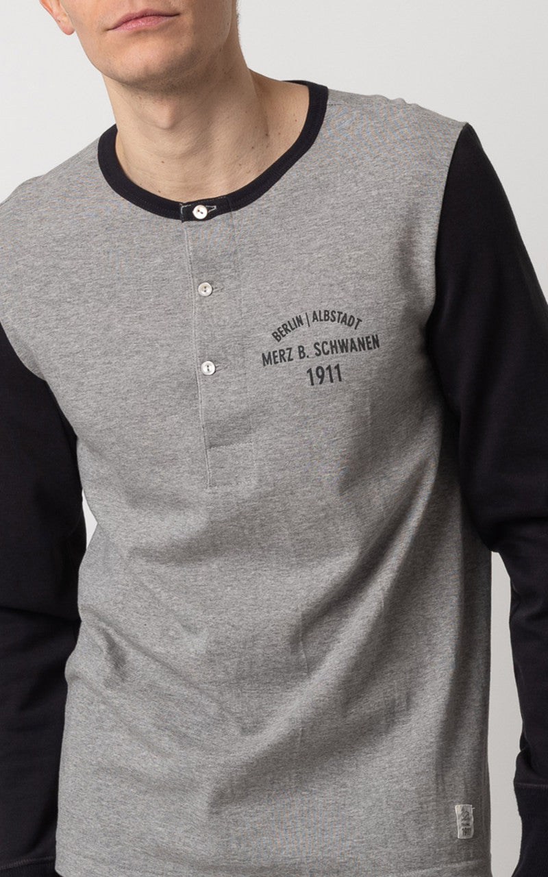 Merz b. Schwanen TR206BA Button Facing 1/1 Henley with Chest Print Grey Melange / Charcoal
