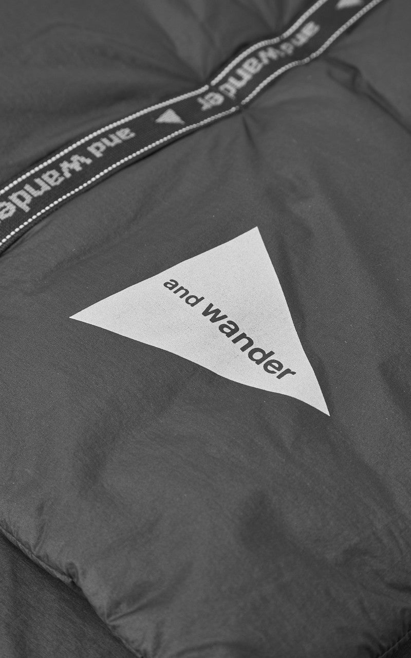 and wander Primaloft Rip Muffler Black