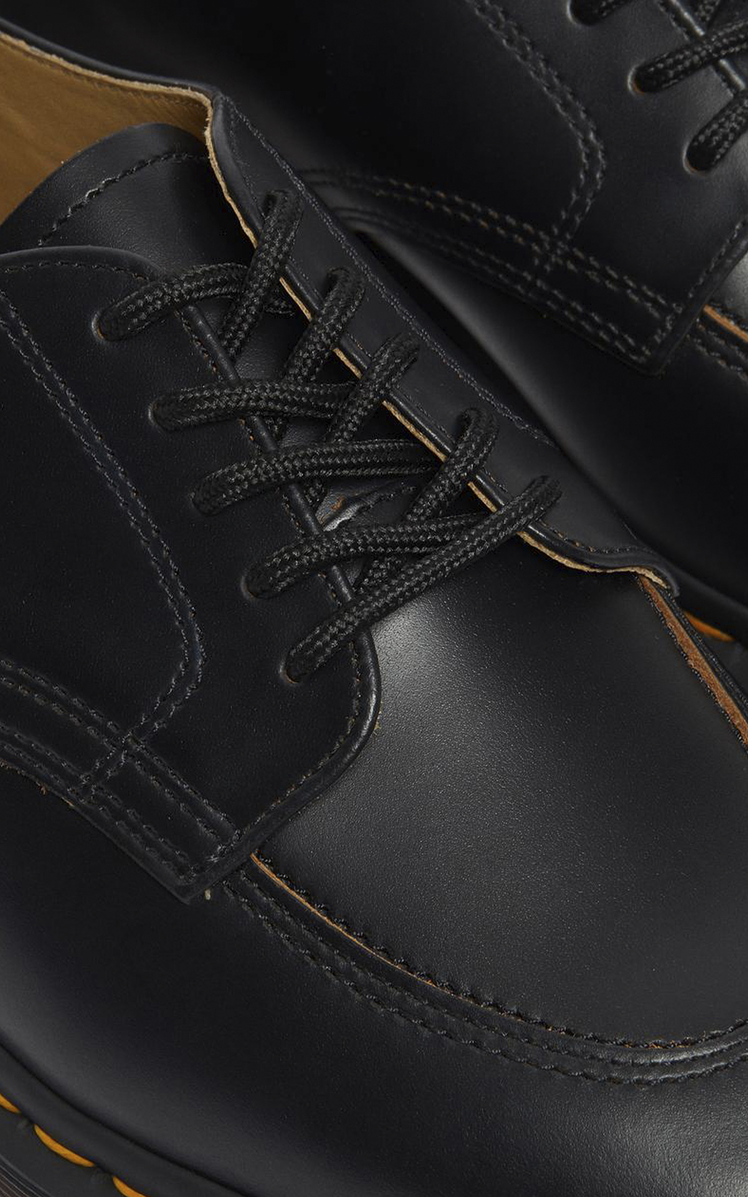 Dr. Martens 2046 Vintage Smooth Leather Black | Cultizm